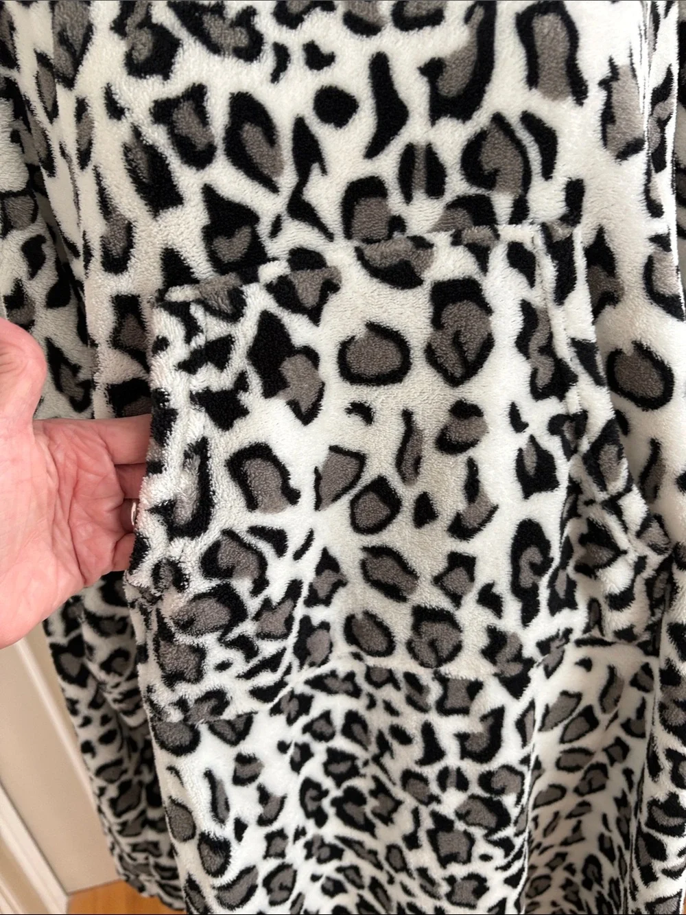 Sleeved Fleece Blanket / One Size Leopard Print